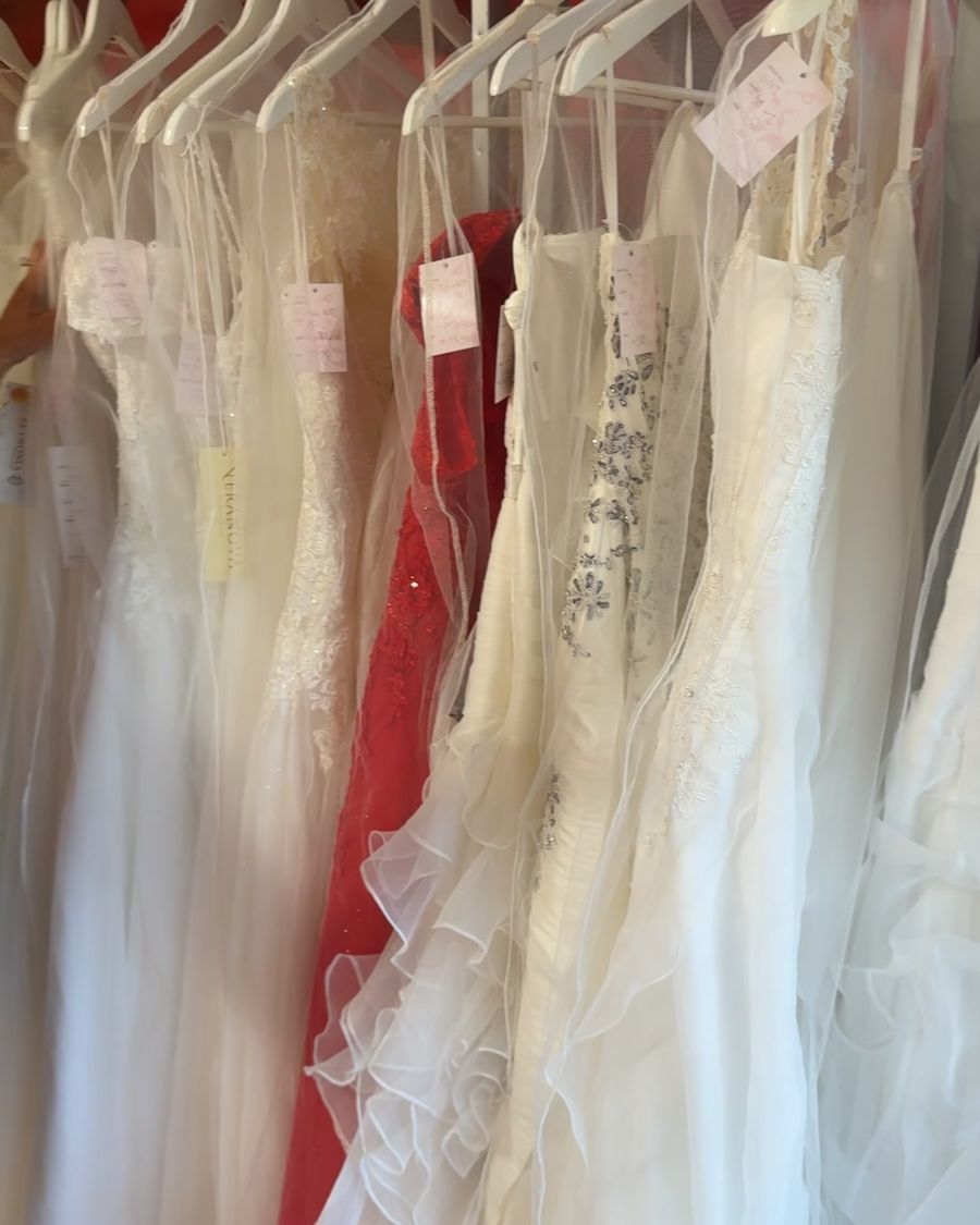 Brautkleider aus Tüll und Spitze an der Stange