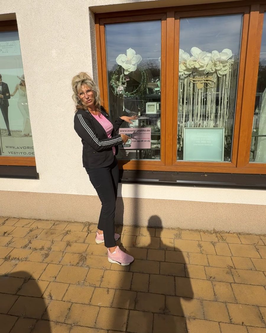 Yvonne vor dem Schaufenster des Ladens in Eiche