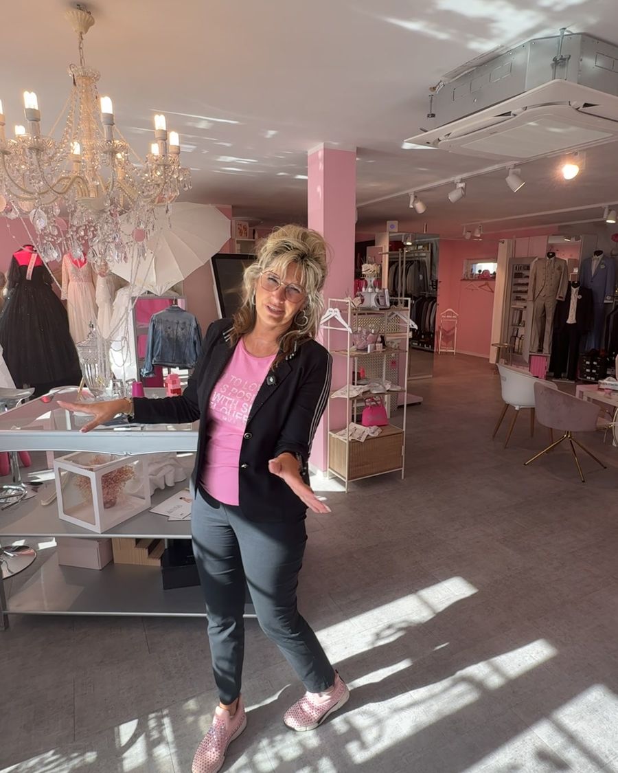 Yvonne im hellen Verkaufsraum mit Kronleuchter