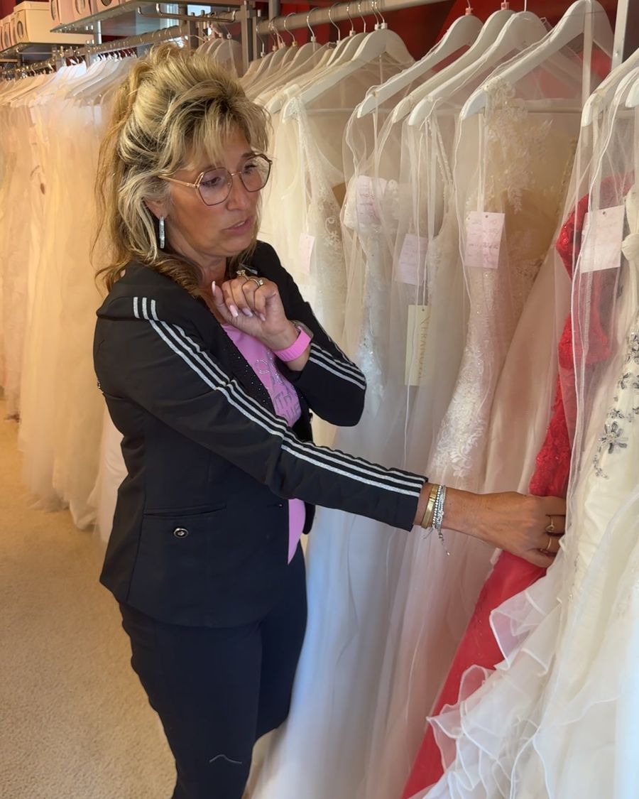 Yvonne prüft ein Brautkleid an der Stange